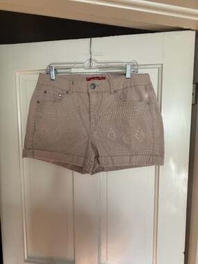 One 5 one  Women's Tan Embroidered Cuffed Chino Shorts Size 12